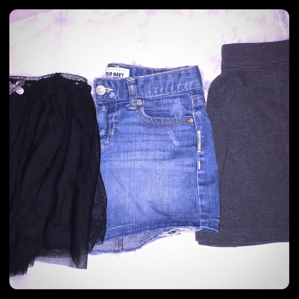 ⭐️3 little girls skirts size 8⭐️